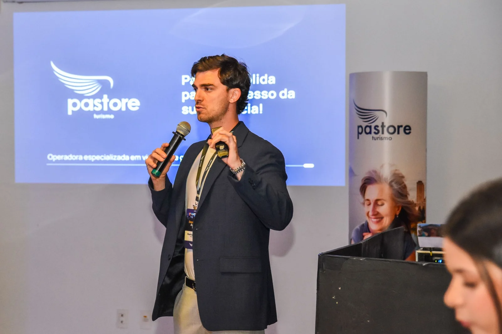 Representante da Pastore apresentando a empresa em um evento